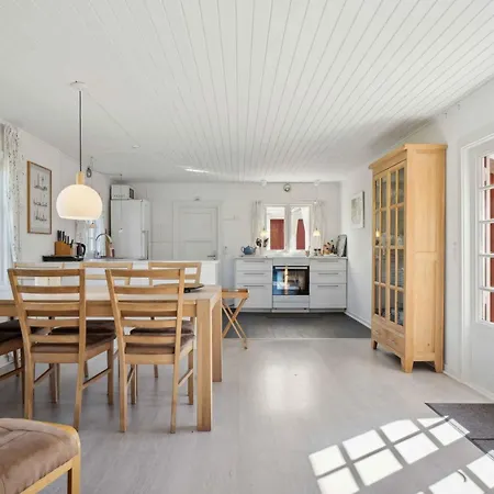 Family-friendly Cottage, Secluded, 3 Terraces Semesterbostad