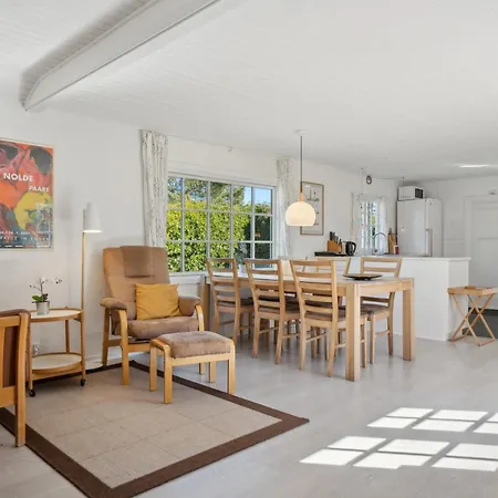 Family-friendly Secluded 3 Terraces Feriehus *